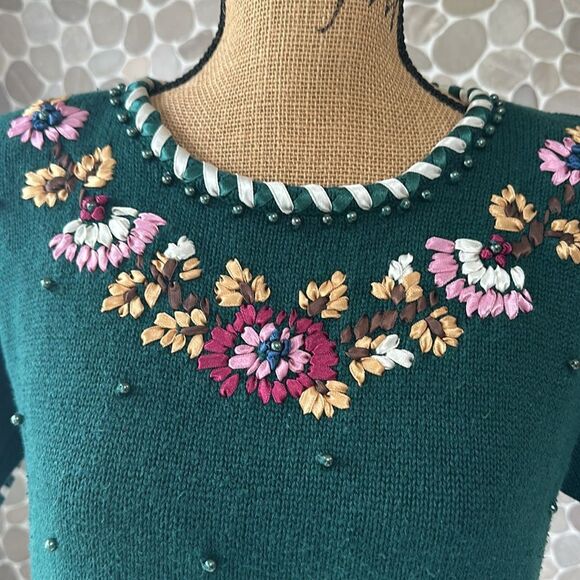 Forest green short sleeve sweater with ribbon flour detail – size small - Picture 2 of 7